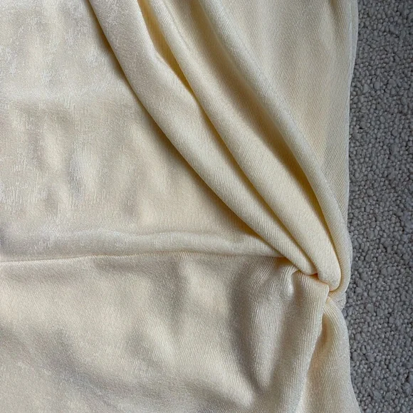 With Jean Dani dress in pearly yellow - Picture 5 of 8